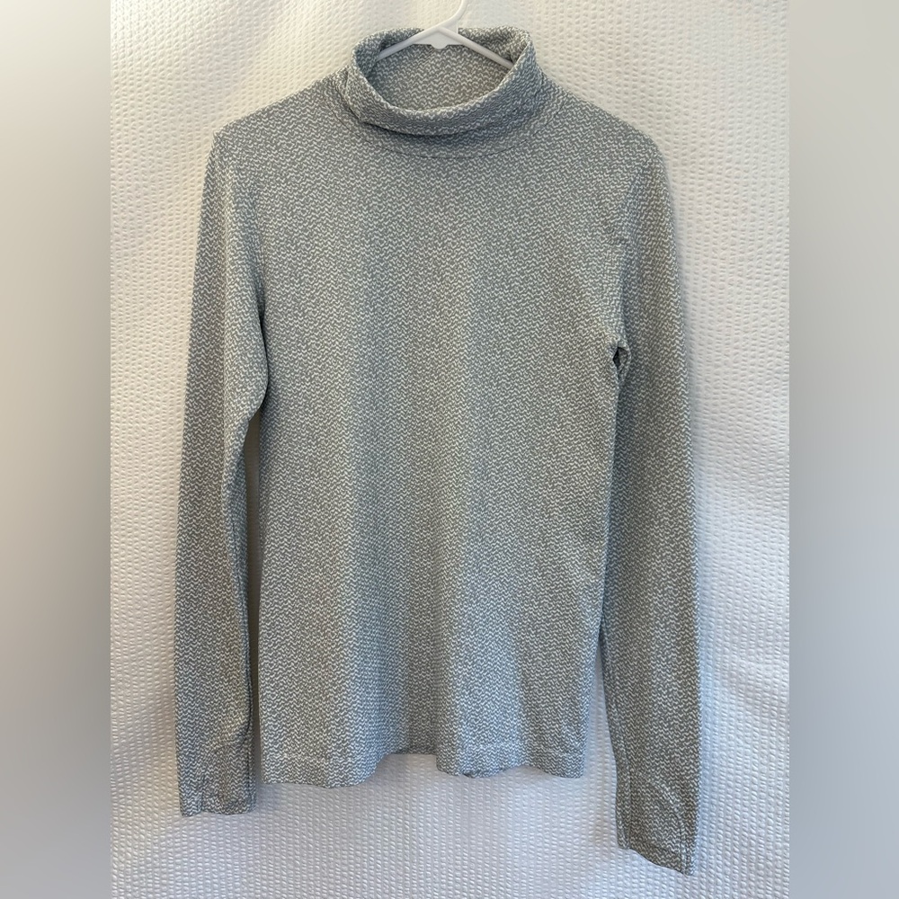 Athleta Flurry Peak Gray White Long Sleeve Turtleneck Top Size Small Baselayer